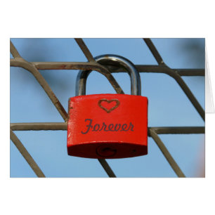 Verrouille d'amour rouge avec coeur sur la clôture