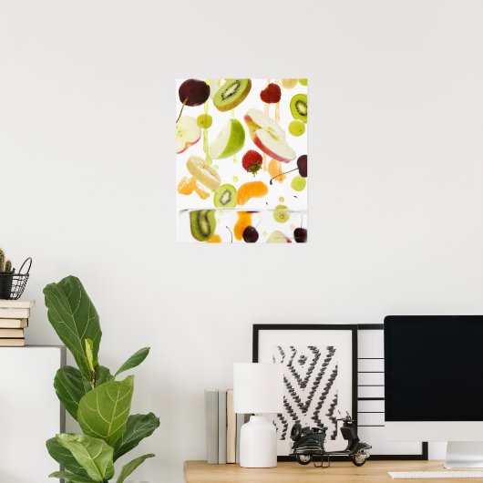 Vers gemengd fruit met appel- en oranje sap poster (Thuiskantoor)