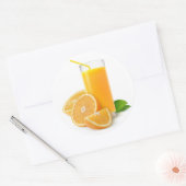 Vers sinaasappel in een glas ronde sticker (Envelop)