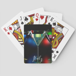 Verschillende cocktails in martinibrillen met verl pokerkaarten