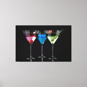 Verschillende cocktails in martinibrillen op zwart canvas afdruk