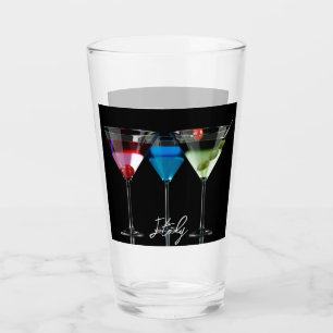 Verschillende cocktails in martinibrillen op zwart glas