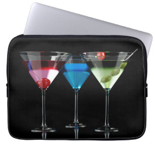 Verschillende cocktails in martinibrillen op zwart laptop sleeve