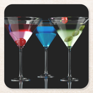 Verschillende cocktails in martinibrillen op zwart vierkante kartonnen onderzetter