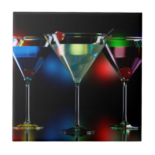 Verschillende cocktails in martiniglazen met licht tegeltje