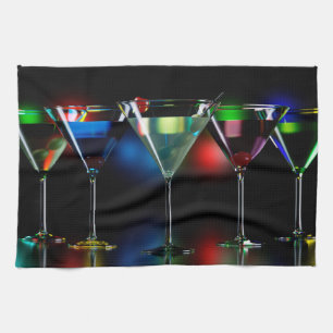 Verschillende cocktails in martiniglazen met licht theedoek