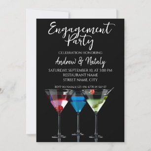 Verschillende cocktails in martiniglazen op zwart kaart