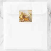 Verschillende kazen op het kookbord vierkante sticker (Tas)