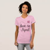 Verschuldigd in april Moederschap Aankondiging T-s T-shirt (Voorkant volledig)
