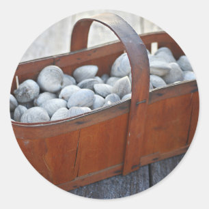 Verse Clams in het  Engels Wooden Basket Ronde Sticker