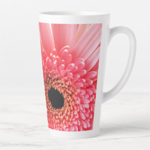 Verse foto van roze Gerbera-margriet Latte Mok