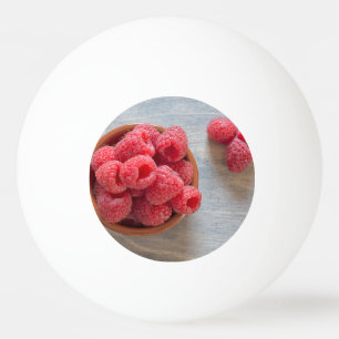 Verse frambozen in een kom pingpongballen