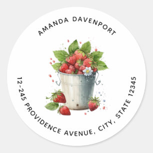 Verse geplukte aardbeien in een emmer adres ronde sticker