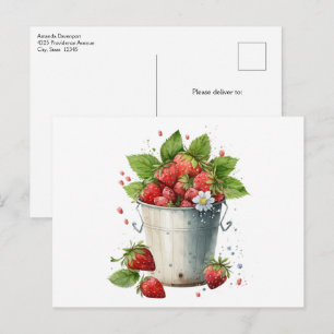 Verse geplukte aardbeien in een emmer briefkaart