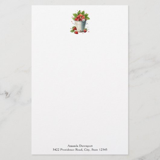 Verse geplukte aardbeien in een emmer briefpapier (Voorkant)