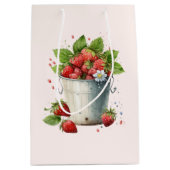 Verse geplukte aardbeien in een emmer medium cadeauzakje (Voorkant)