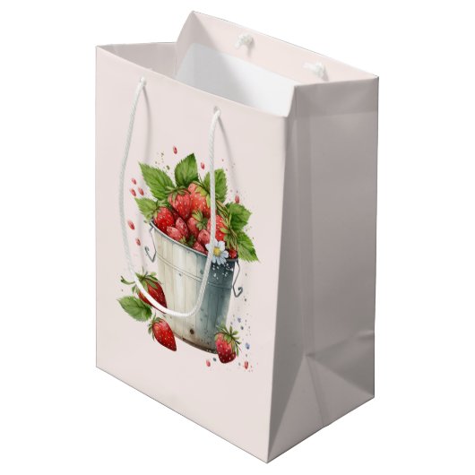 Verse geplukte aardbeien in een emmer medium cadeauzakje (Voorkant Gekanteld)