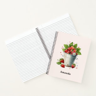 Verse geplukte aardbeien in een emmer notitieboek
