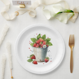 Verse geplukte aardbeien in een emmer papieren bordje