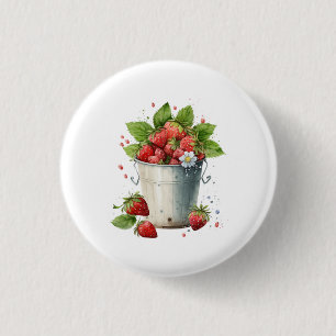 Verse geplukte aardbeien in een emmer ronde button 3,2 cm