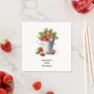 Verse geplukte aardbeien in een emmer Verjaardag Servet