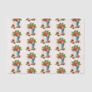 Verse geplukte aardbeien in een emmerpatroon tissuepapier