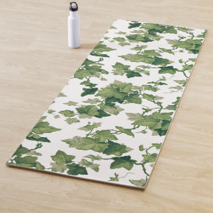 Verse groene ijsheek en wijnstokken op witte achte yogamat
