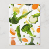 Verse groenten met water dat in een kom valt briefkaart (Voorkant)