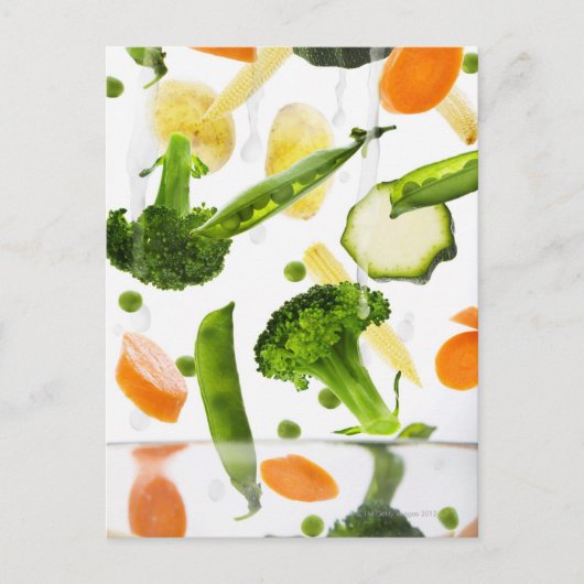 Verse groenten met water dat in een kom valt briefkaart (Voorkant)