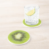 Verse kiwi's. Ronde segmentafsluiting geïsoleerd Zandsteen Onderzetter (Zijkant)