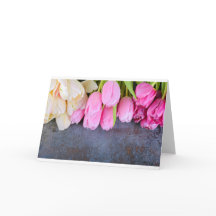 Verse pinke tulpen op grijze stenen achtergrond