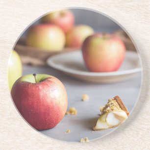 Verse rode appels op tafel, pasteitkruiden zandsteen onderzetter