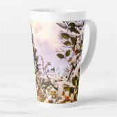 verse sneeuw op gekleurde bladeren latte mok (Rechterhoek)