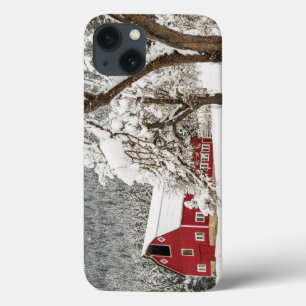 verse sneeuw op rode schuur iPhone 13 hoesje