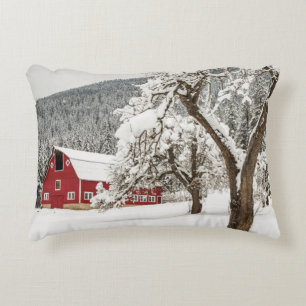 verse sneeuw op rode schuur decoratief kussen