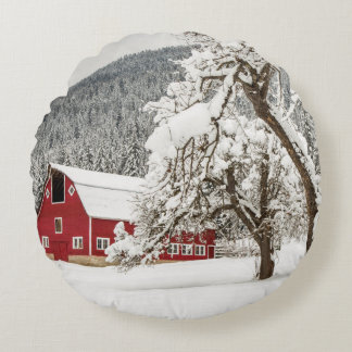 Verse sneeuw op rode schuur rond kussen