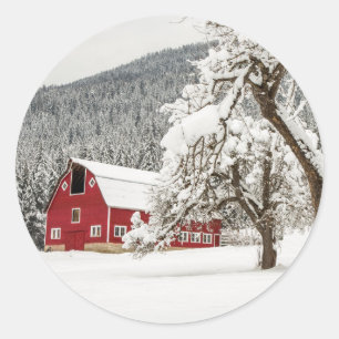 verse sneeuw op rode schuur ronde sticker