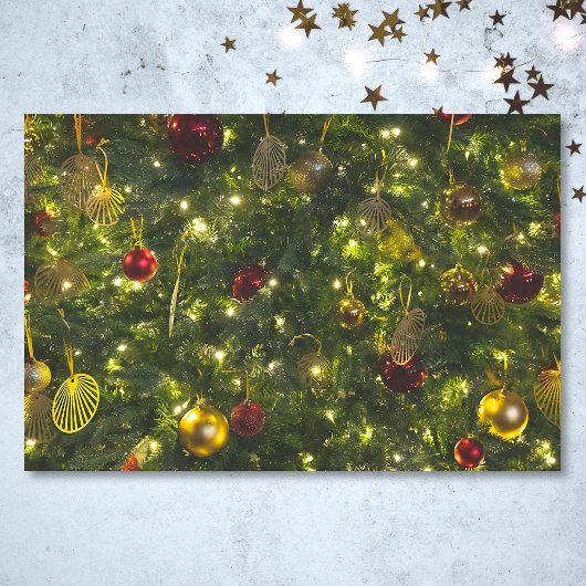 versierde kerstboom rood groen goud tissuepapier