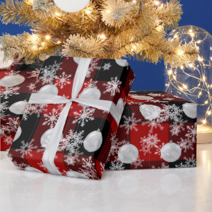 Versieringen en neusvlokken op geplakt cadeaupapier