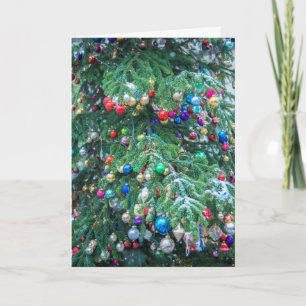 Versieringen op een snoeiende kerstboom feestdagen kaart