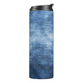 Versleten denim stof, gestructureerde achtergrond. thermosbeker (Gedraaid links)