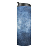 Versleten denim stof, gestructureerde achtergrond. thermosbeker (Geroteerd rechts)