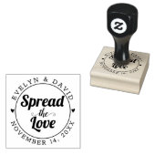 Verspreid de liefde, trouwdatum en namen bruiloft 	rubberstempel (Gestempeld)
