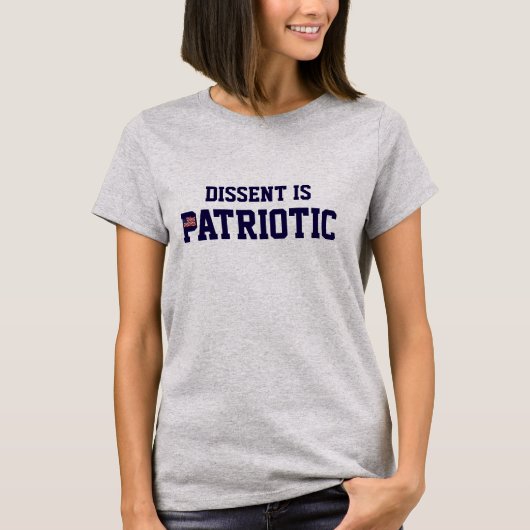 "Verspreid is patriottisch" met Amerikaanse vlag. T-shirt (Voorkant)