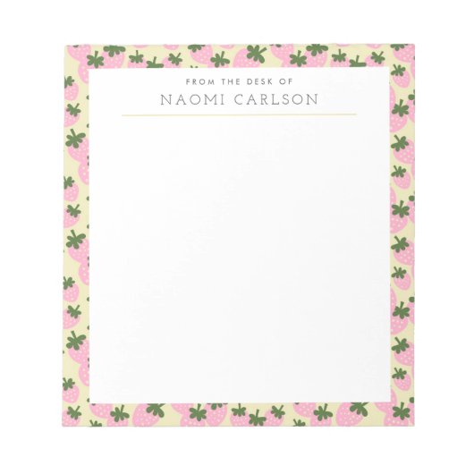 Verspreide aardbeien (crème) Aangepast Notitieblok (Voorkant)