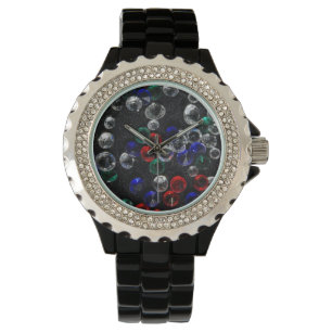 Verspreide juwelen en stenen horloge
