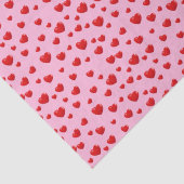 Verspreide rode harten op roze tissuepapier (Detail)