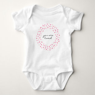 Verspreide roze harten Confetti u wordt gehouden Romper
