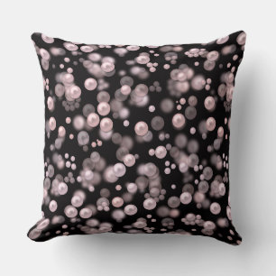 Verspreiding van roze en witte parels op zwarte ve kussen