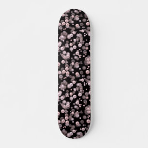 Verspreiding van roze en witte parels op zwarte ve skateboard